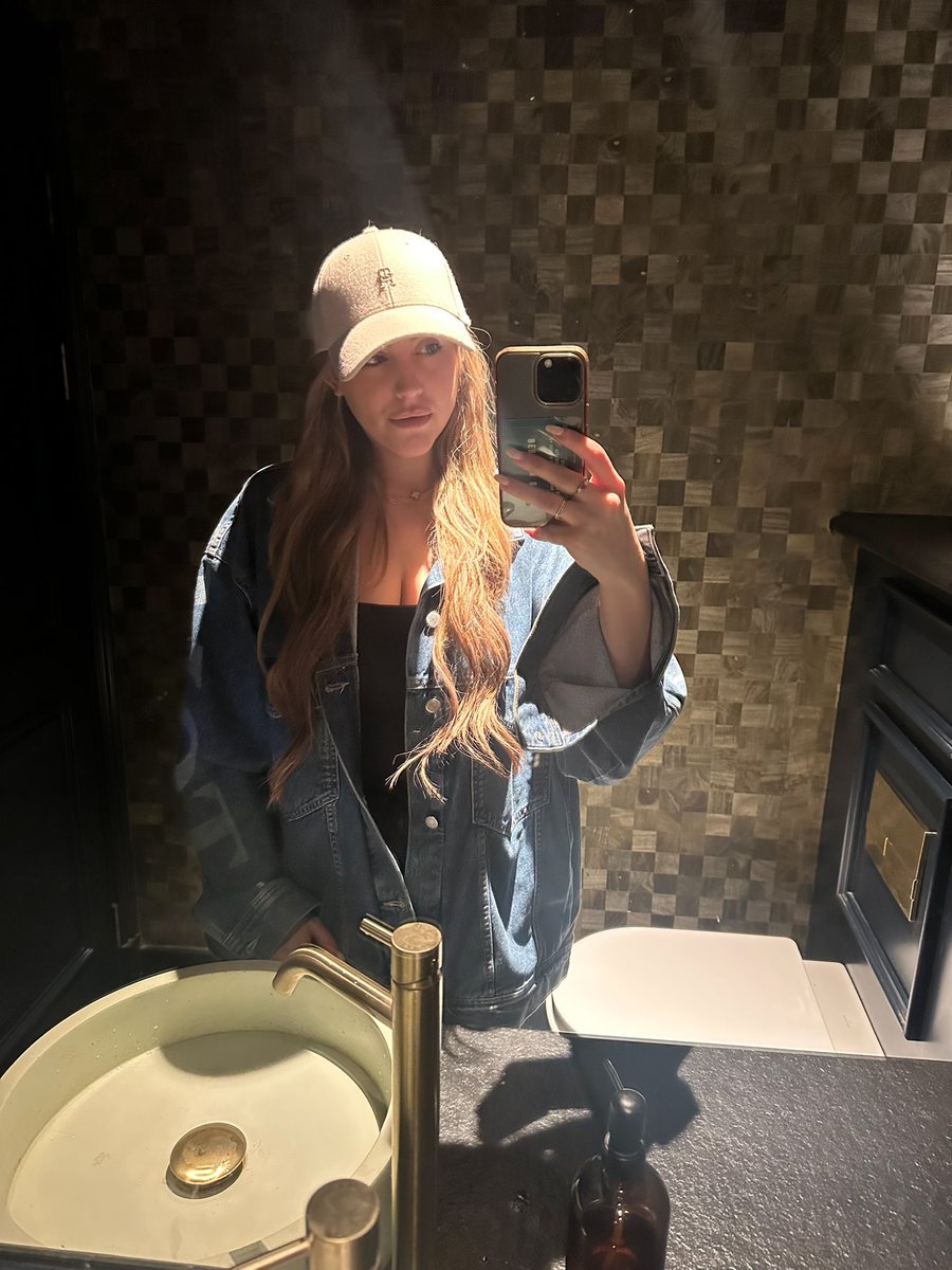 Emily Weston tweet media