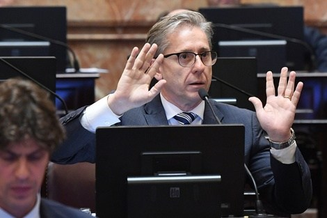 enfoque_salta's tweet photo. EL SENADOR RADICAL QUE IMPULSÓ LA INVESTIGACIÓN CONTRA MILEI… Y LUEGO VOTÓ EN CONTRA: se trata del correntino Eduardo Vischi. La iniciativa falló por un voto. El voto del propio Vischi, el mismo que había firmado como autor del proyecto #Senado #Criptogate #vischi https://t.co/30EEQAIQaG