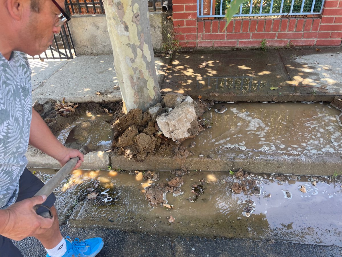 Brbarag12's tweet photo. @Esval_chile  NECESITAMOS UNA RESPUESTA YA… no es posible que se notifique de una rotura que está fuera de la casa del día JUEVES diciendo que tienen 24 horas para venir a ver lo ocurrido (porque era solo venir a ver según lo que nos dicen) https://t.co/IjWTJi8Qkk