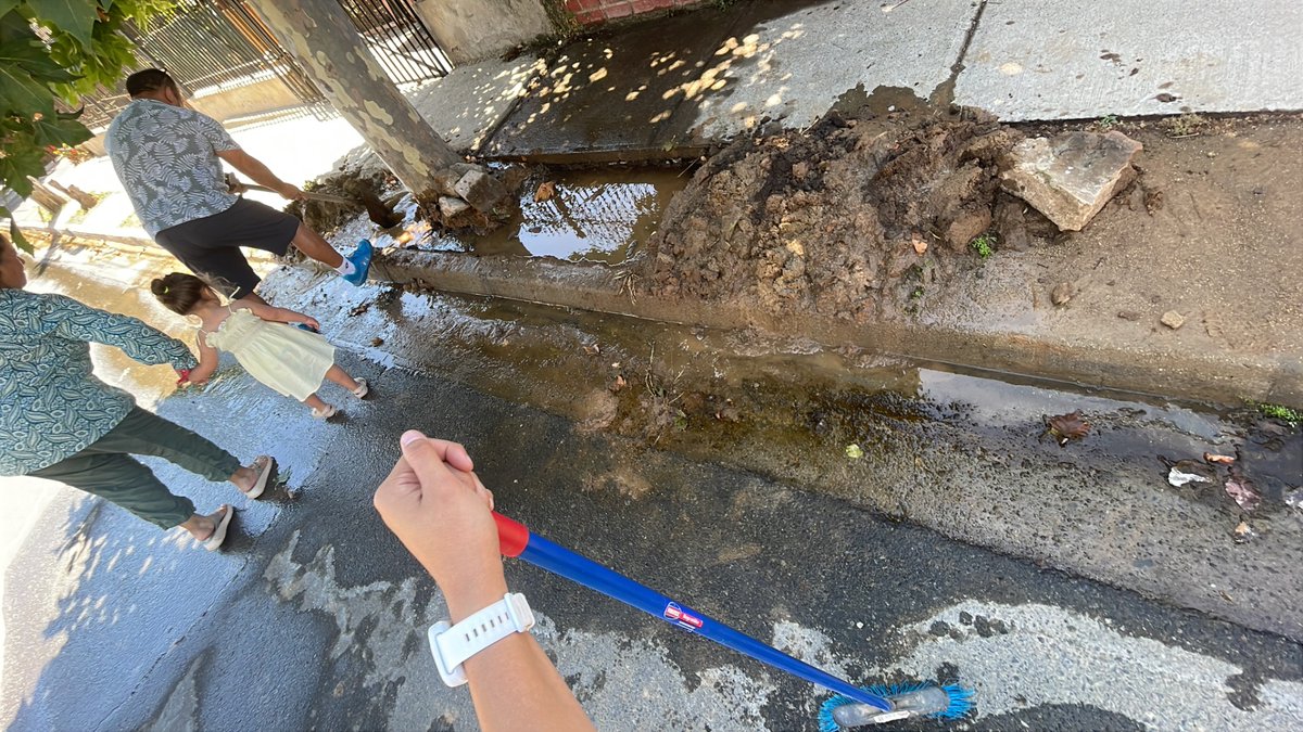 Brbarag12's tweet photo. @Esval_chile  NECESITAMOS UNA RESPUESTA YA… no es posible que se notifique de una rotura que está fuera de la casa del día JUEVES diciendo que tienen 24 horas para venir a ver lo ocurrido (porque era solo venir a ver según lo que nos dicen) https://t.co/IjWTJi8Qkk