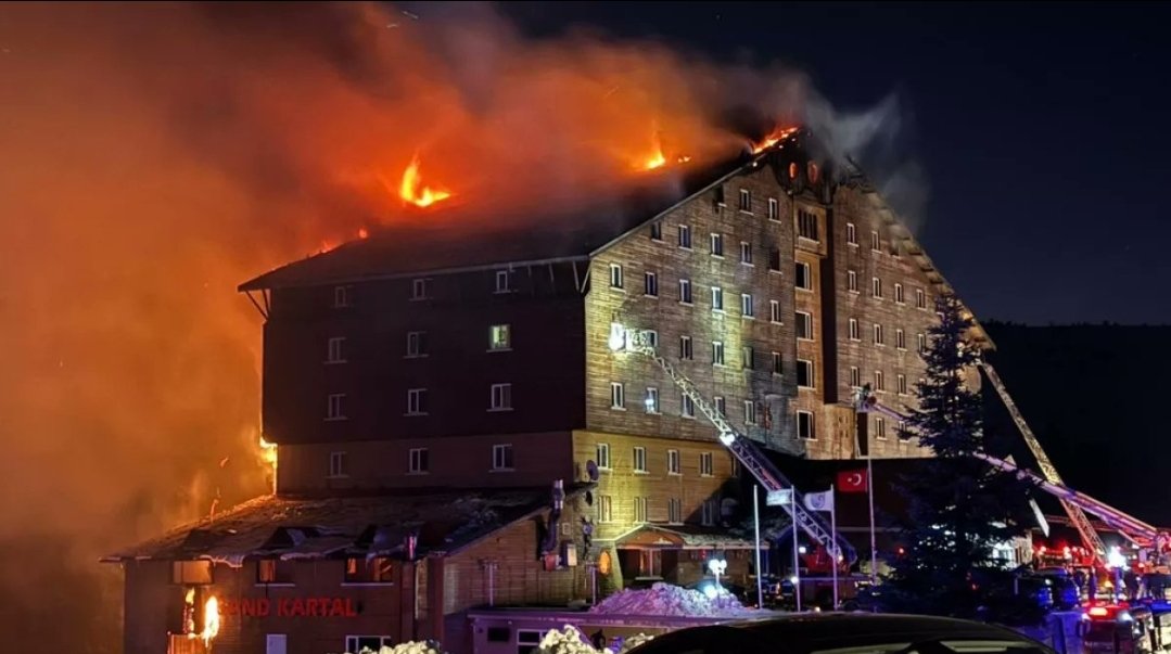 Hic bir zaman unutma 
Otel sahibi ve Otel müdürü en üst katlardan kimseye haber vermeden  ailelerini, kendilerini kurtardılar.

Kimseye haber vermeden park yerinden arabaları uzaklaştırdılar.
79 can öldü 😪 unutma 

#kartalkayafacia
#ihmaldegilolasıkast
#baskacanimizyok