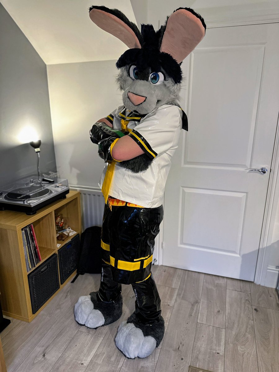 Been a bit busy and had a small hiatus from social media. Now this bunny is back again and this time as his favourite vocaloid #KagamineLen 
#fursuit #fursuitfriday