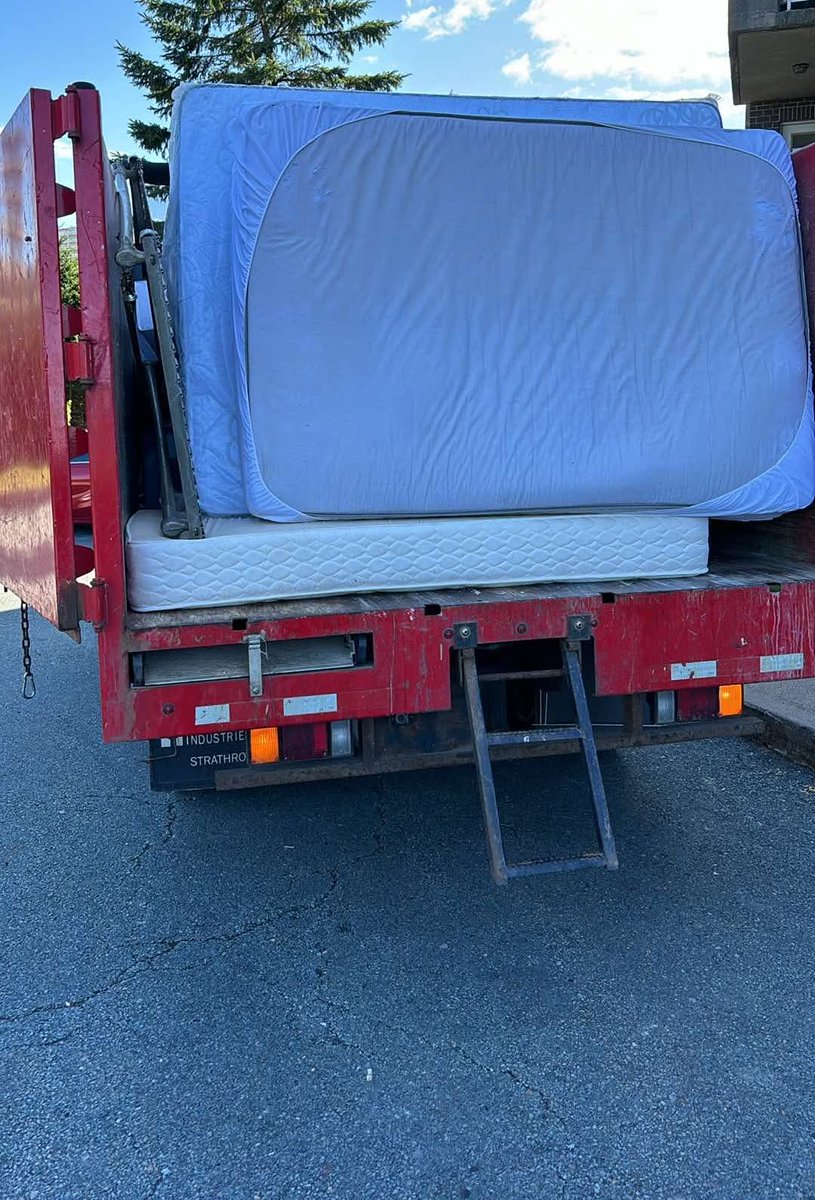 Moving or need someone else's unwanted items gone fast ? 🤔

We're coming for that old furniture, mattress and garbage so that junk is gone ! 💥
Don't stress about it, let us deal with it for you &amp; we'll recycle♻️ most of it too junk-works.ca/locations/Hali…
#junkremovalnearme