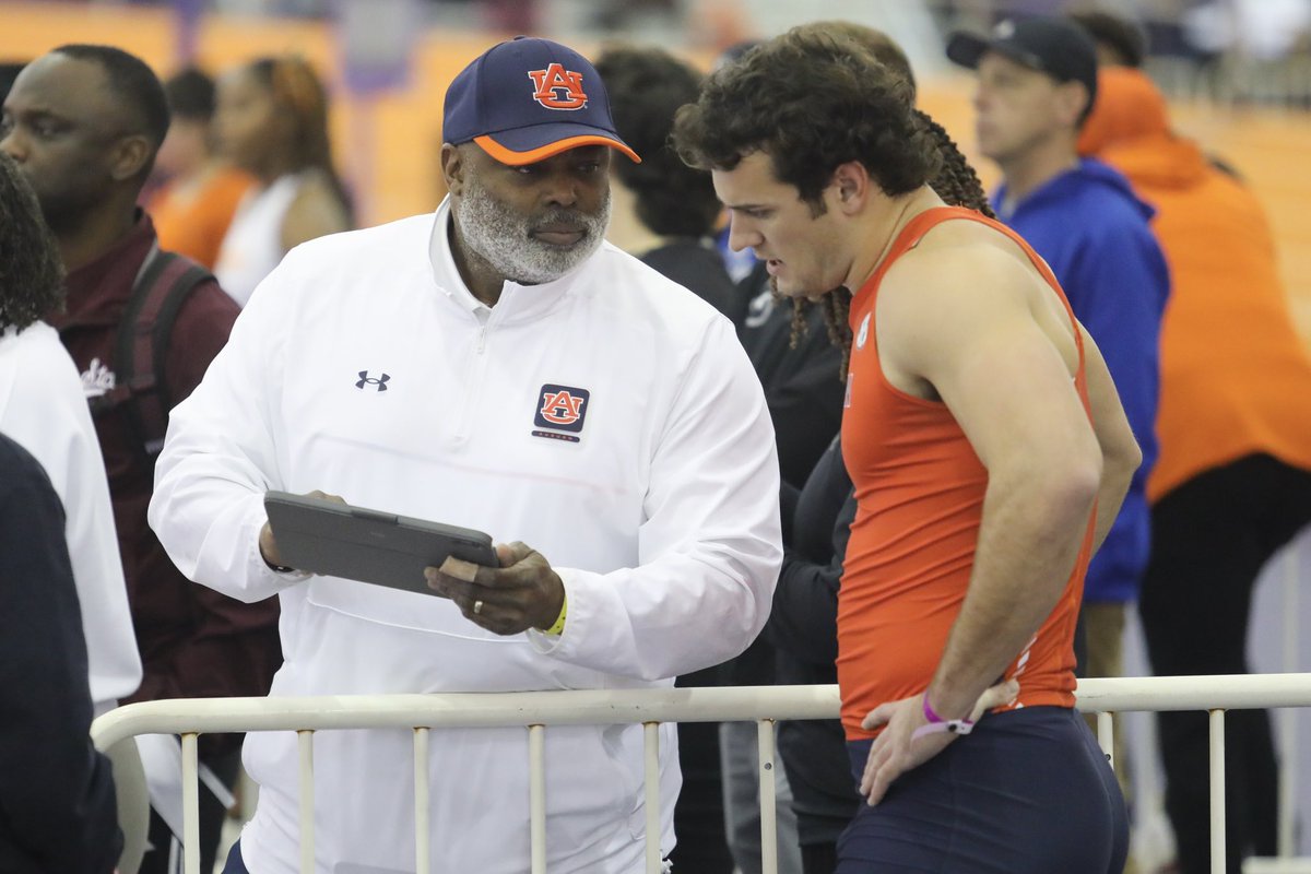 AuburnTFXC's tweet image. Happy Birthday to the leader of the pack! Wishing @BurrellLeroy a fantastic day. Thank you for all that you do and we hope you enjoy your day 🎈🎂🎉

#WarEagle