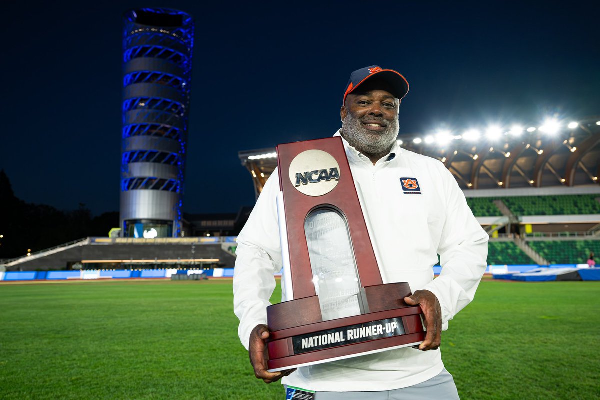AuburnTFXC's tweet image. Happy Birthday to the leader of the pack! Wishing @BurrellLeroy a fantastic day. Thank you for all that you do and we hope you enjoy your day 🎈🎂🎉

#WarEagle