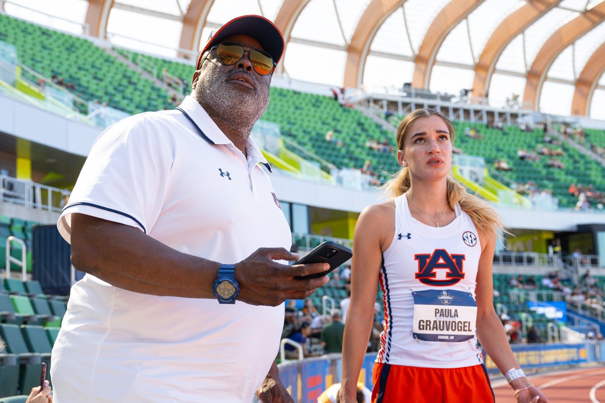 AuburnTFXC's tweet image. Happy Birthday to the leader of the pack! Wishing @BurrellLeroy a fantastic day. Thank you for all that you do and we hope you enjoy your day 🎈🎂🎉

#WarEagle