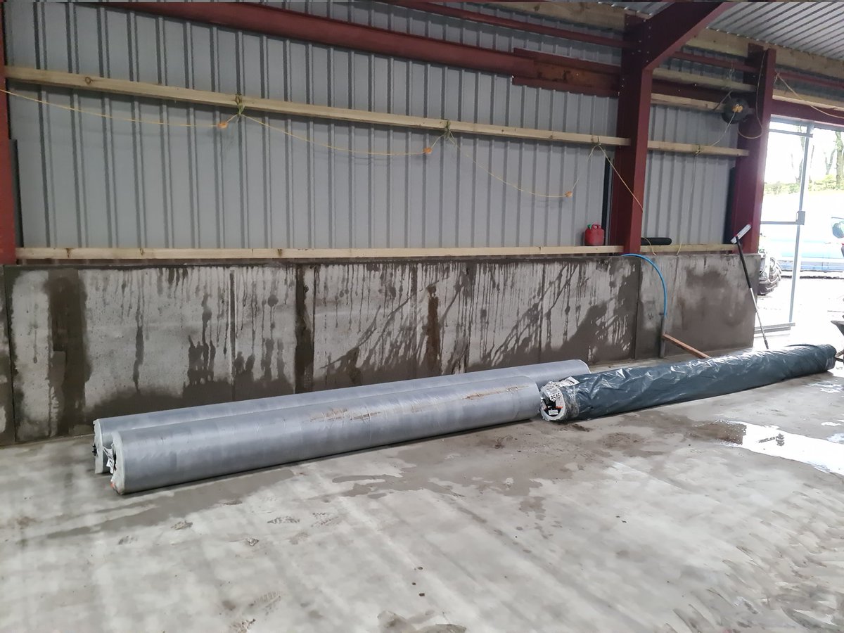 stevie_farm's tweet image. At last, concrete panels fitted,  doors sheeted and the tractor arrived #busyday