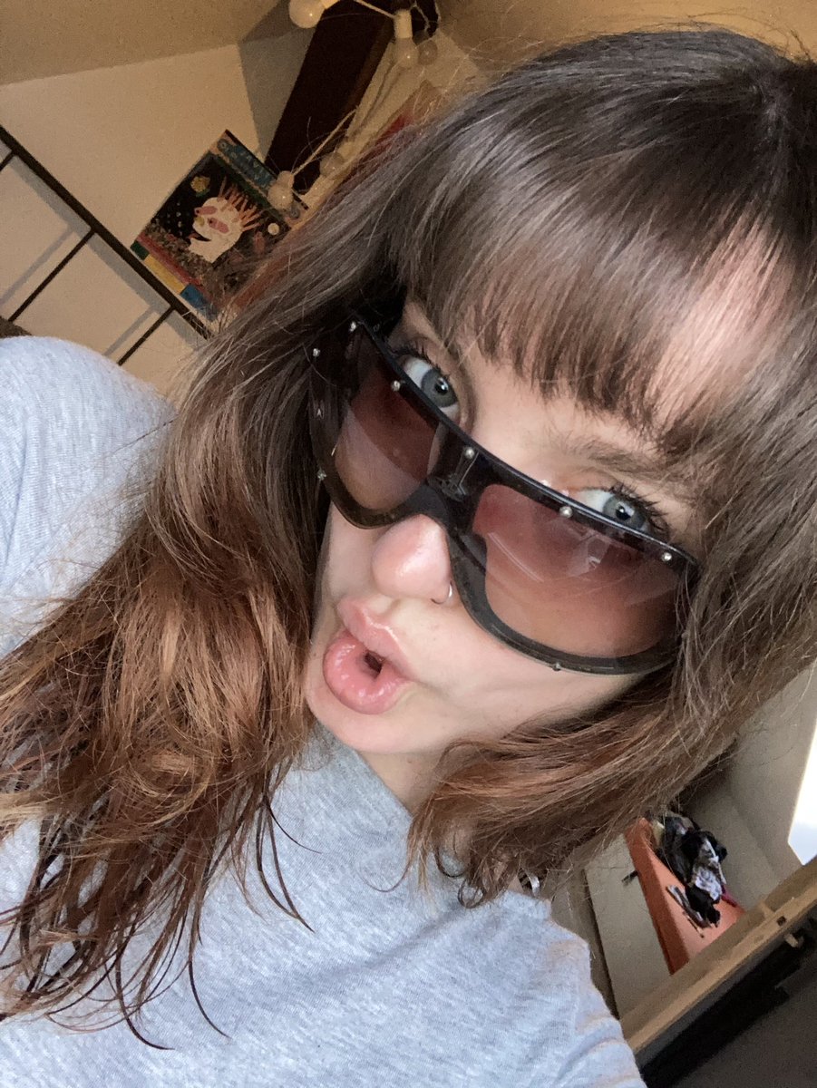 JamannZoe's tweet photo. j’aime bien mes lunettes #part2 https://t.co/ZqAMuMHZ7V