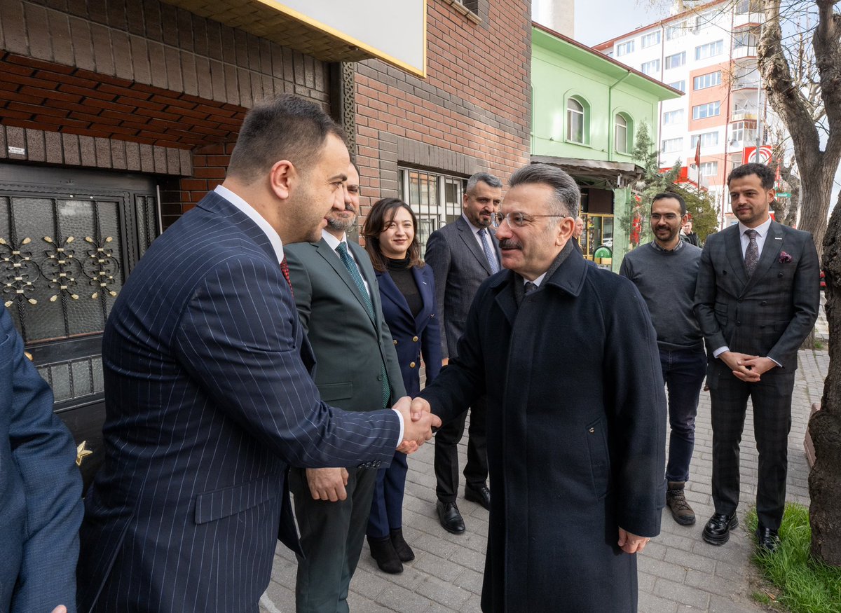 Bugün Eskişehir Valimiz Sn Hüseyin Aksoy, derneğimizi ziyaret ederek bizleri onurlandırdı. MÜSİAD Eskişehir Şube’mizin çalışmaları ile ilgili bilgi verme fırsatı bulduğunuz bu ziyaret, iş birliği ve şehrimizin gelişimi adına güzel bir buluşma oldu. Kendilerine nazik ziyaretleri