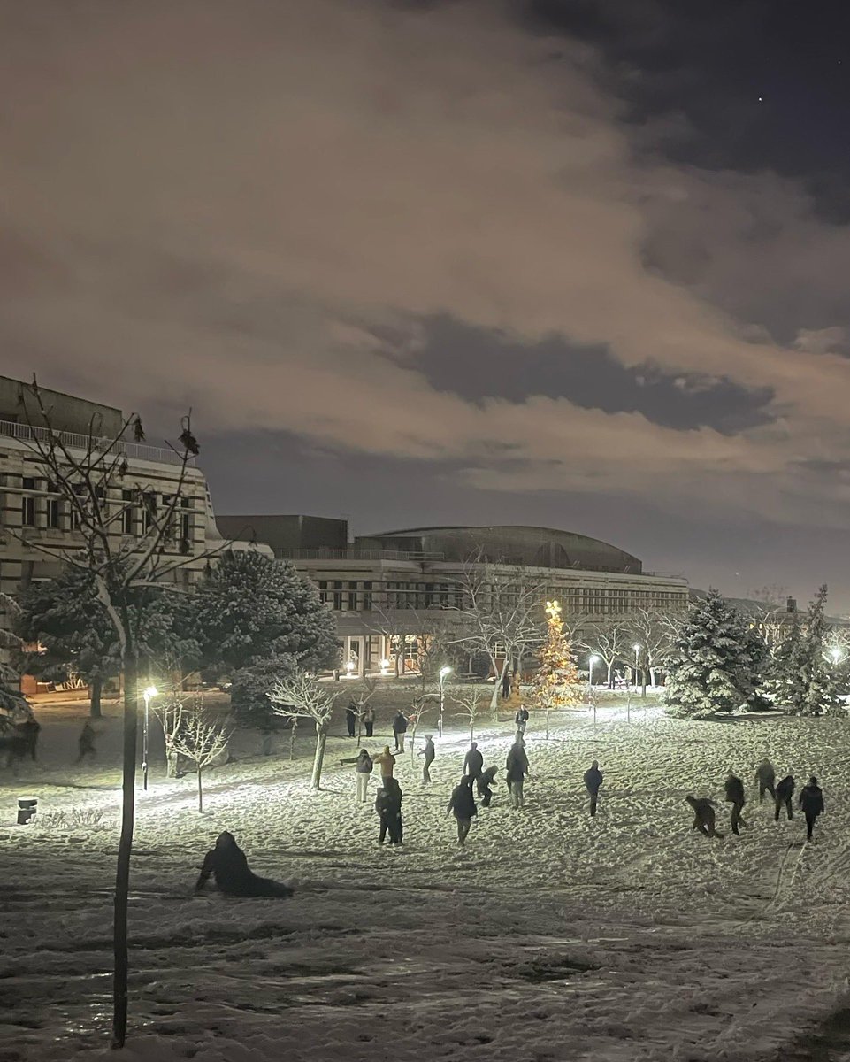 Kar yağınca kampüs bir kış masalına dönüşüyor. ☃️✨