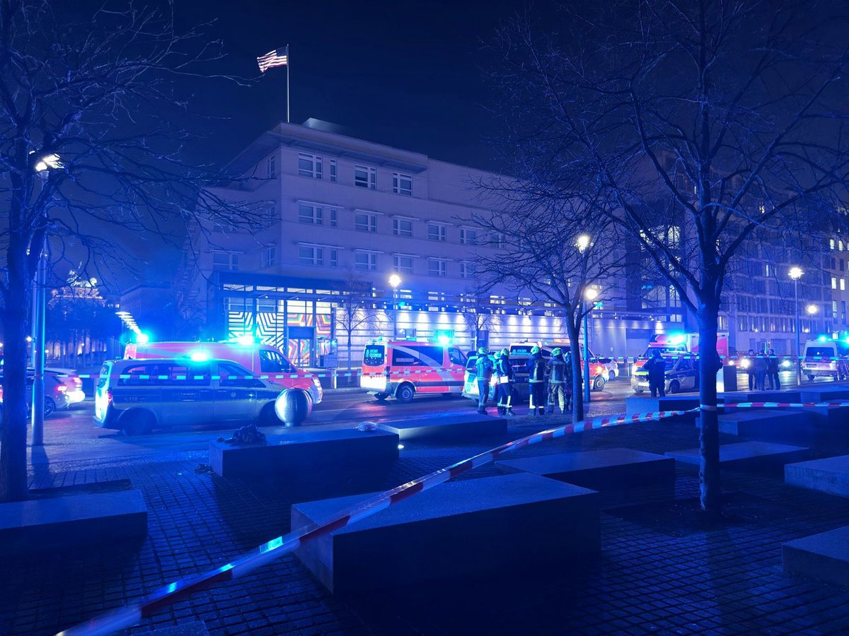 jreichelt's tweet photo. BREAKING NIUS: Messerangriff zwischen Holocaust-Mahnmal und US-Botschaft in Berlin. Mehrere Verletzte, einer schwer. Alle Details gleich auf https://t.co/zq98tHM9cB https://t.co/XkrinQLuwJ