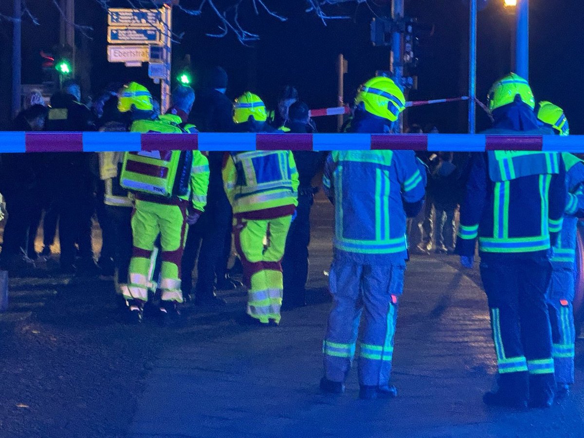BREAKING NIUS: Messerangriff zwischen Holocaust-Mahnmal und US-Botschaft in Berlin. Mehrere Verletzte, einer schwer. Alle Details gleich auf nius.de
