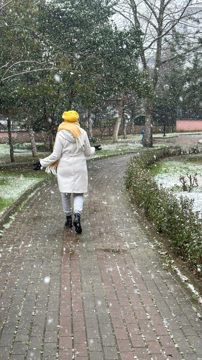 ❄️فترات الحزن أو الاكتئاب يلي بتجي بعد الصدمات والظروف الصعبة، ممكن نعتبرها استراحة قبل ما تفاجئنا الحياة بجولة جديدة.

🌨️كنت عم أتأمل التلج وهو نازل بهدوء، وكيف بغطي كل شي كأنو عم يعطي فرصة للراحة قبل ما تدوب التلجة وترجع الحياة تتحرك من جديد. 

🤍خطرلي إنو بهي المرحلة، بدل ما
