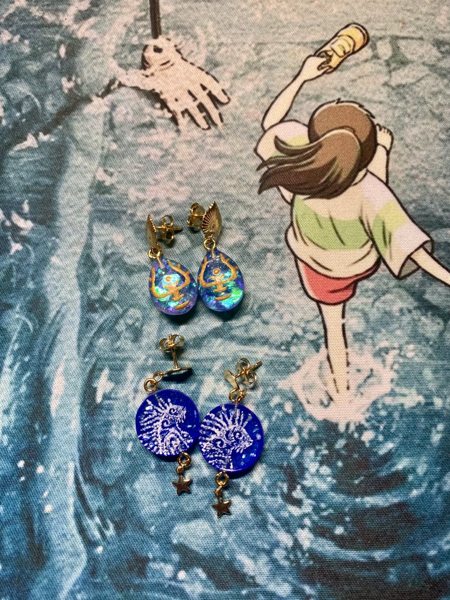 Il y a quelques jours, j'ai reçu une magnifique commande que j'avais passée chez <a href="/AmeTwins_art/">AmeTwins</a> . Les boucles d'oreilles sont vraiment très belles.  J'ai eu en plus un marque page Les héritiers d'Agïone, j'ai hate de lire le tome 3 de <a href="/TpiuArt/">Tpiu - Tpiutopia 2 ULULE !!</a> 😃
#ghibli #manga