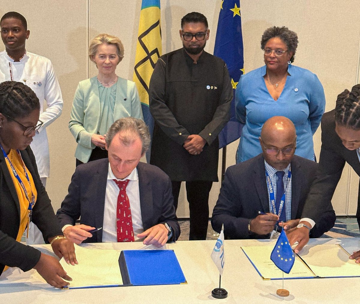 TheCtunion's tweet photo. @Hispasat and CTU collaborate to expand satellite connectivity across @CARICOMorg! 

The MOU sets a path for digital inclusion &amp; innovation. #ICT 

@miaamormottley @EU_Commission https://t.co/fp6BeL97pi