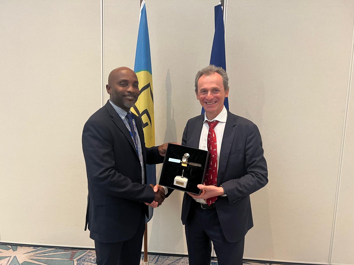 TheCtunion's tweet photo. @Hispasat and CTU collaborate to expand satellite connectivity across @CARICOMorg! 

The MOU sets a path for digital inclusion &amp; innovation. #ICT 

@miaamormottley @EU_Commission https://t.co/fp6BeL97pi