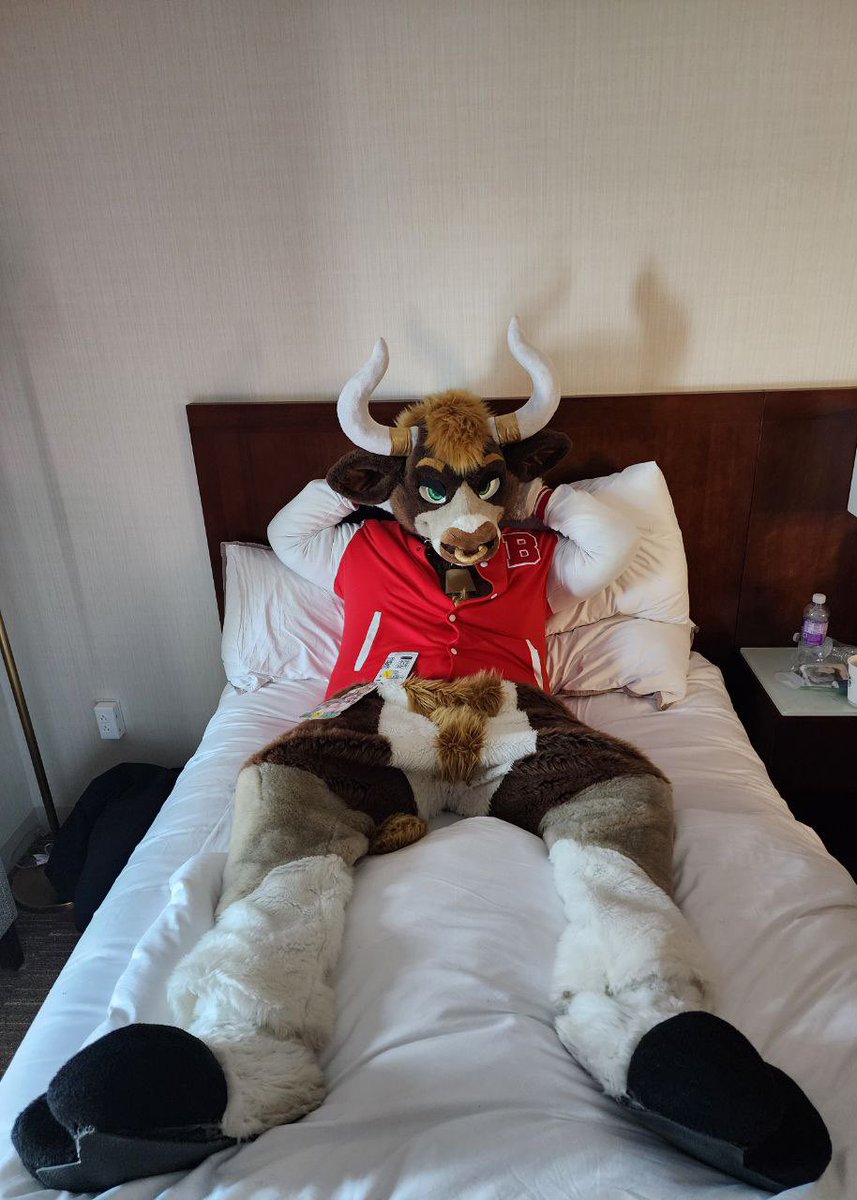I’m ready to start the weekend, are you? Better bring me a drink first for #FursuitFriday 🥃🍺
🐂 - <a href="/TheGoldenMaw/">Golden Maw</a>