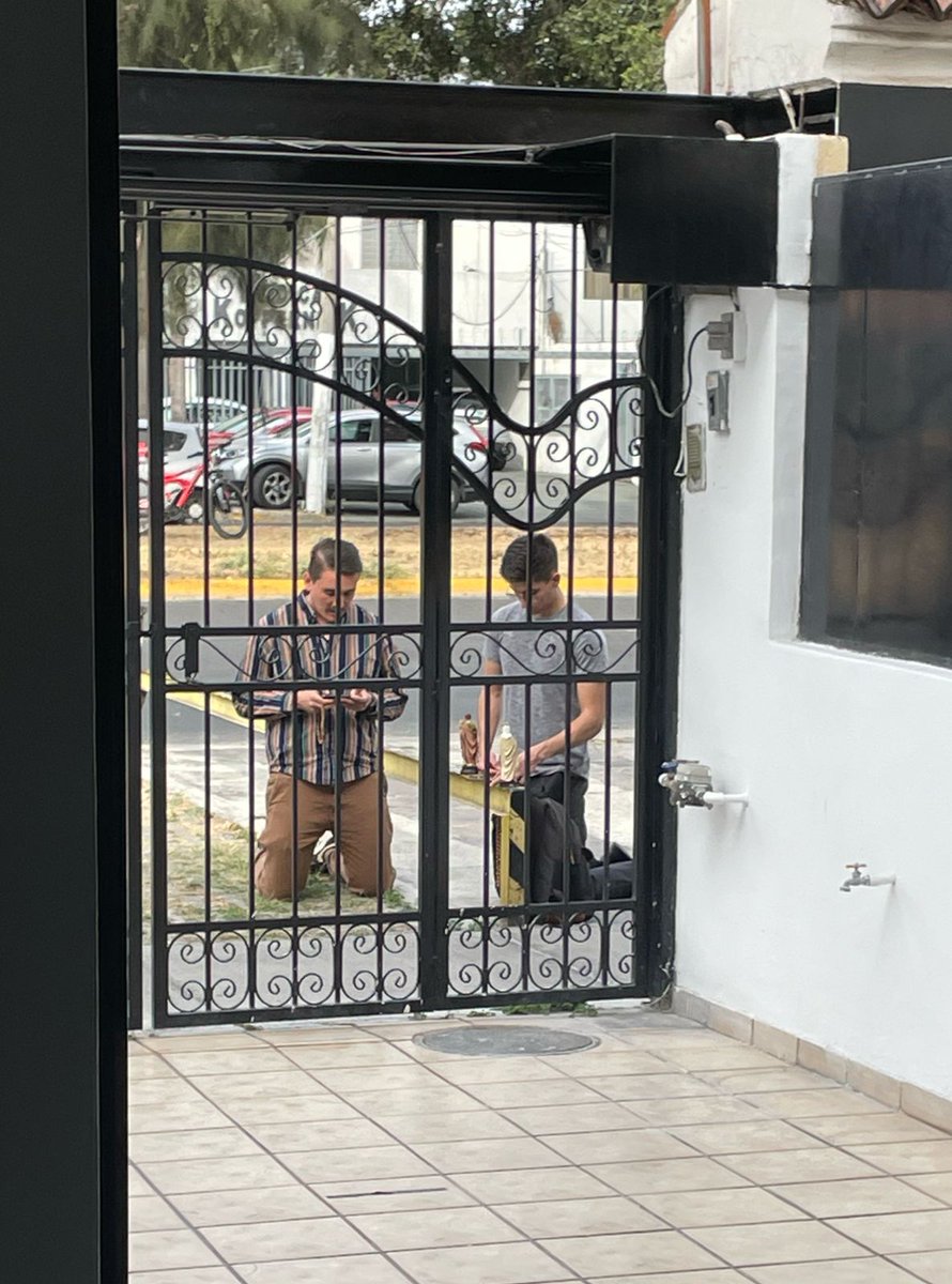 Acá en Guadalajar unos católicos han ido todos los días una clínica privada que hace abortos a rezar y darse golpes de pecho y me da risa que tengan tiempo para eso pero no se paren a, por ejemplo, una marcha por lxs desaparecidxs, o a ser voluntarixs en un albergue.