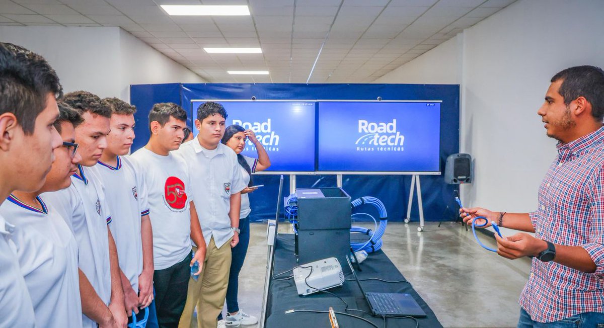 ultimahsv's tweet photo. #Nacionales | Hoy, realizan el primer #RoadTech del año, organizado por la Secretaría de @Innovacion_SV.
Estudiantes de bachillerato de instituciones públicas exploran tecnologías emergentes como Starlink, impresión 3D y desarrollo de software, además de conocer las oportunidades académicas en @esitgobsv.