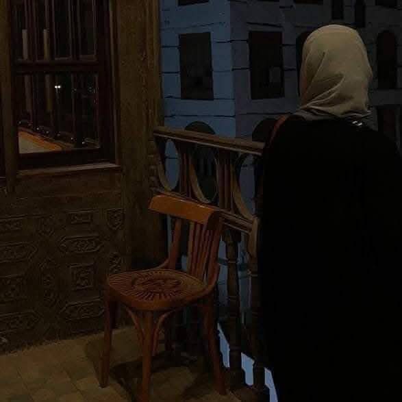 " قل لي ، لماذا اخترتَني؟
وأخذتَني بيديكَ من بين الأنامْ
ومشيتَ بي ، ومشيتَ ، ثمّ تركتَني"