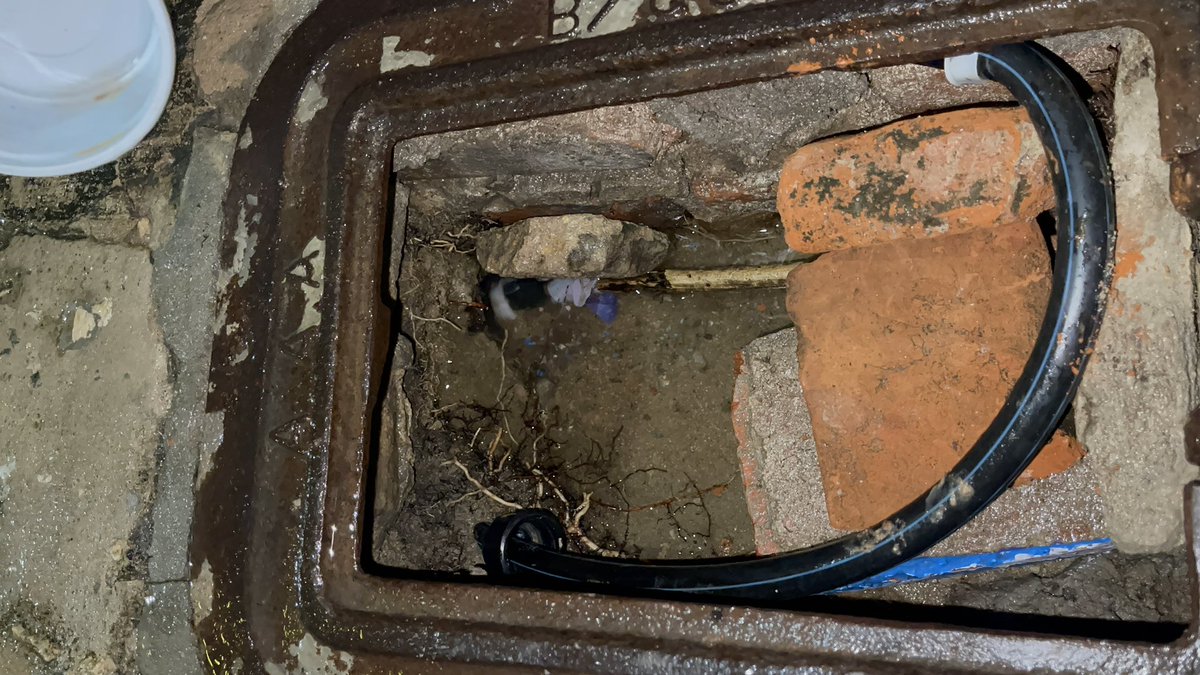 jdlivem84's tweet photo. @SomosTripleA como pudimos ayer a la 12 de la noche pusimos un tapón para que el agua no siguiera saliendo a toda presión hacia la calle y perdiéndose … hoy seguimos sin servicio y esperando a que vengan… Reporte 9048590 https://t.co/Ne58echZLl