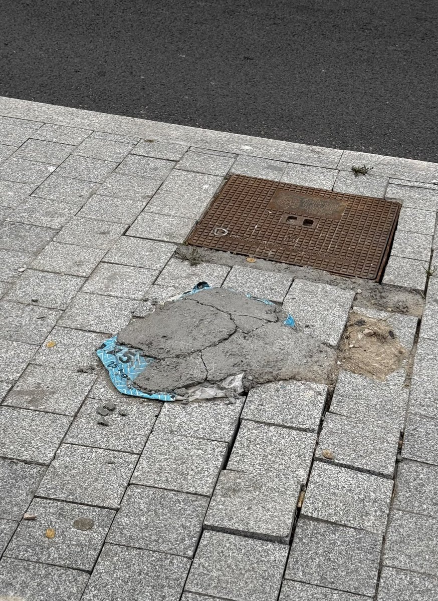 rebazadavid's tweet photo. @alicanteayto en la mediana central de la avenida del puerto, Conde de Vallellano, a la altura del Peret, hay un saco de cemento vacío, de las obras, bajo un pegote de cemento, todo eso sobre los adoquines levantados. Un desastre, y una mala imagen. Por favor, arréglenlo. Gracias https://t.co/SBXjKPEqab