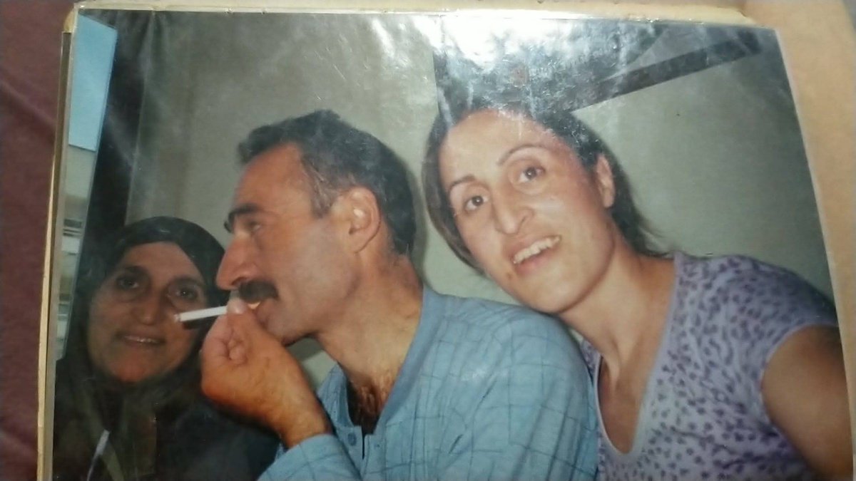 pskdgul's tweet photo. Babamı Ecevit’le karıştırdık bugün annemle beraber. Annem kocasını Ecevit’le karıştırdı ben de babamı. Babasını tanımaz dedikleri ‘o’ gizli öznesi benim. Bi keresinde de adını unutmuştum https://t.co/nH9CbXoVXC