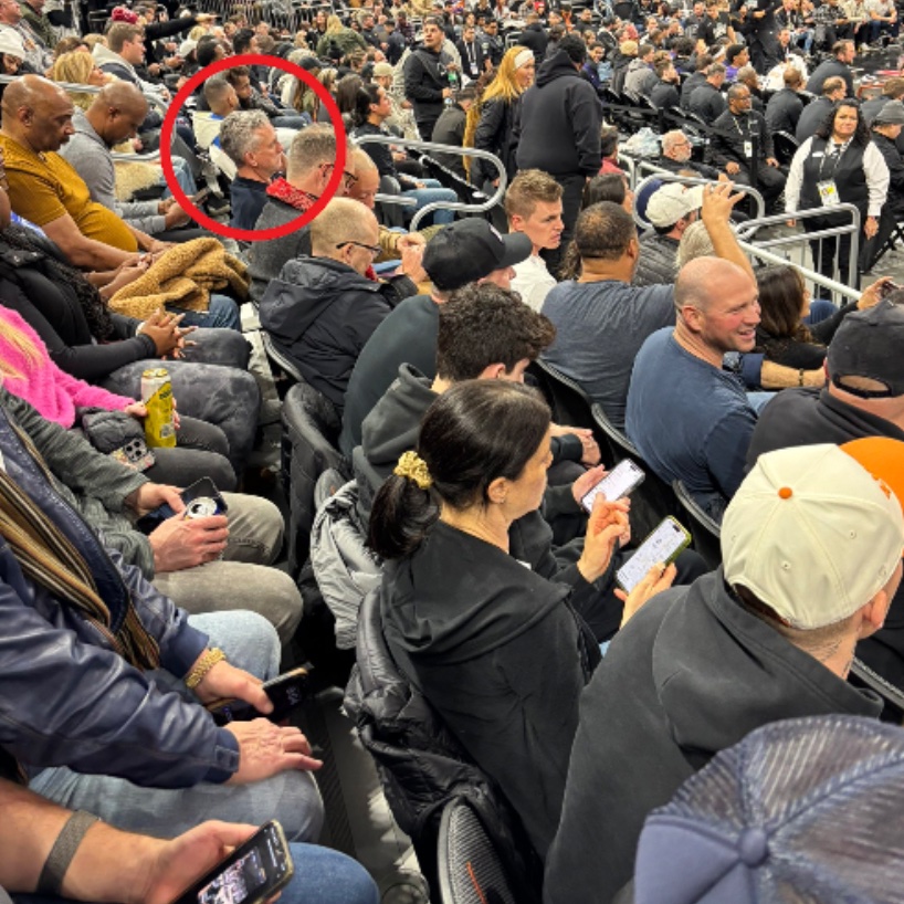 rBillSimmonsPod's tweet image. This is what separates Bill from the plebs

Everyone in the photo is either looking at their phones or chatting. Except him

Bill "body language doctor" Simmons is diabolically locked in

That's why he has 9 houses and you don't