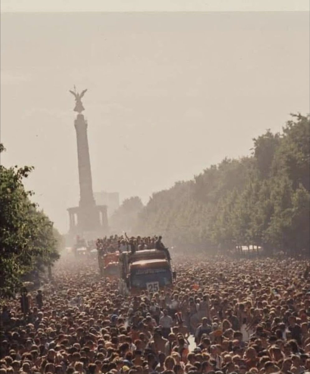 Die Diskrepanz zwischen diesem Bild (Love-Parade 1999) und heute ist die Freiheit, die uns genommen wurde. Eingetauscht wurde sie durch eine „offene Gesellschaft“, offen gegenüber Islamisten, Terroristen und psychisch gestörten Zeitbomben, die ungehindert die deutsche Grenze