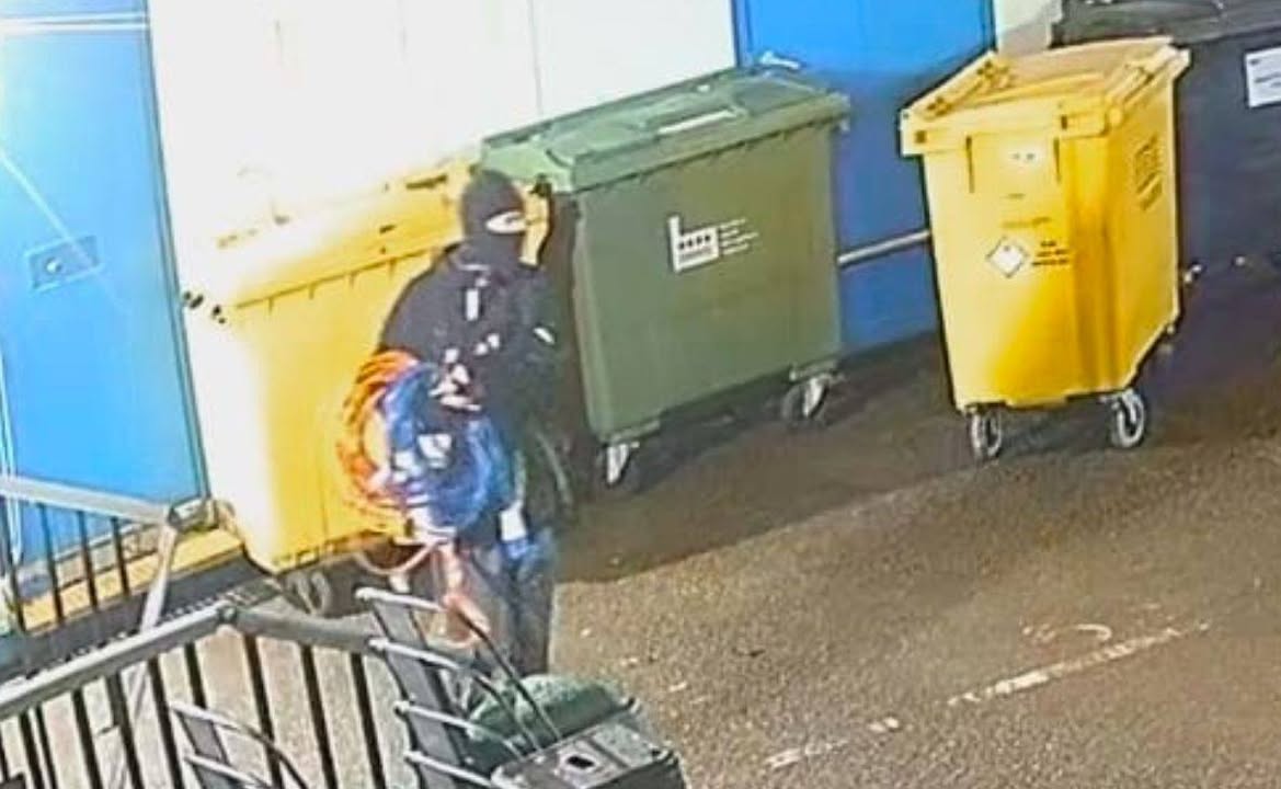 IJN3's tweet photo. There's a reward of £500 reward from @Pasoti1 for information leading to the arrest of this oxygen thief that broke into the GTs new marquee last night, 🤬🤬 https://t.co/oii5TFnxC1