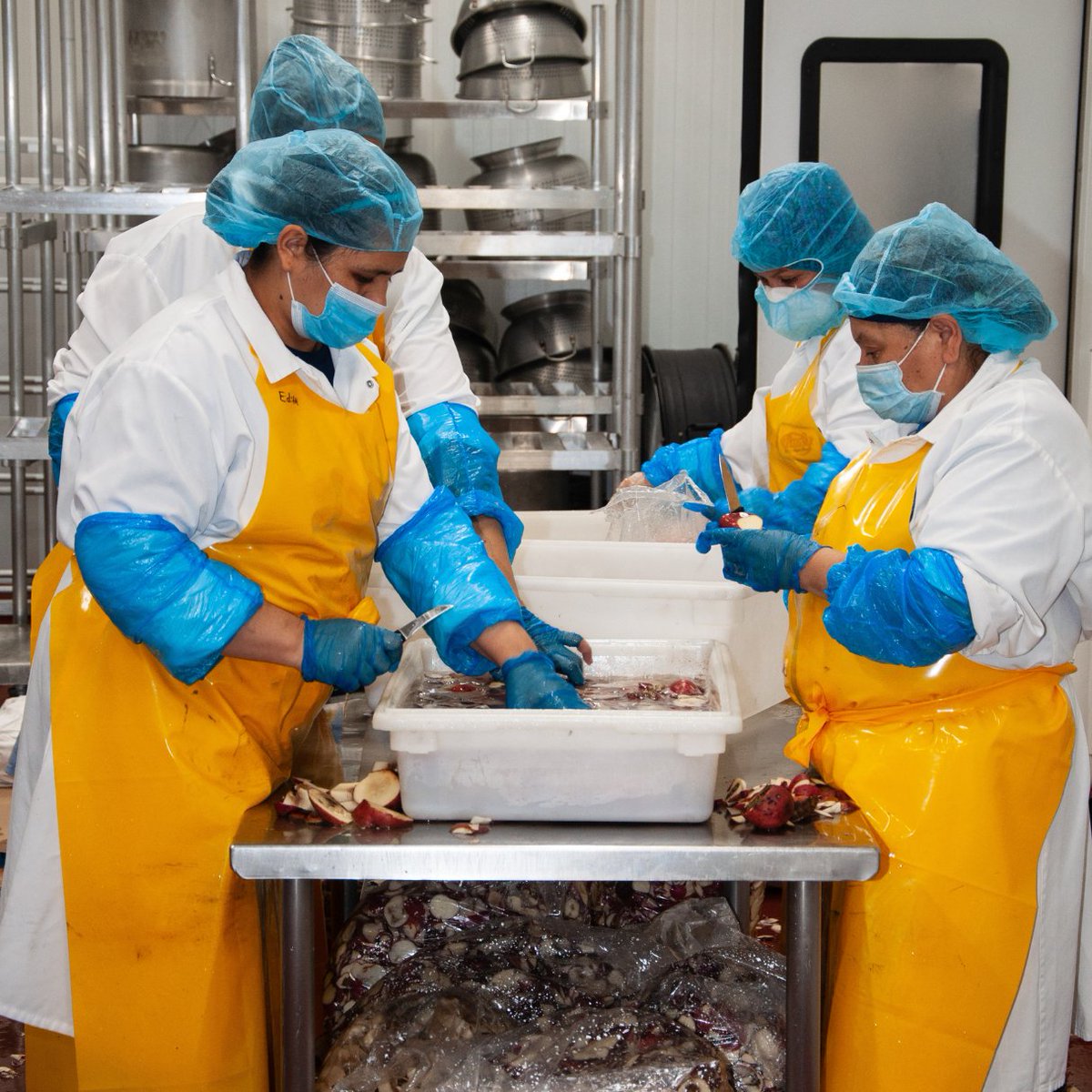 TexasKitchen85's tweet photo. The secret ingredient to great food? Hardworking people with a passion for quality! Behind every bite of our delicious products is a team that makes it happen.

#TexasKitchen #RonsFood #Homemade #HomestyleFood #Houston #LocalFood #QualityIngredients #BehindtheScenes https://t.co/AJ44gb2TTp