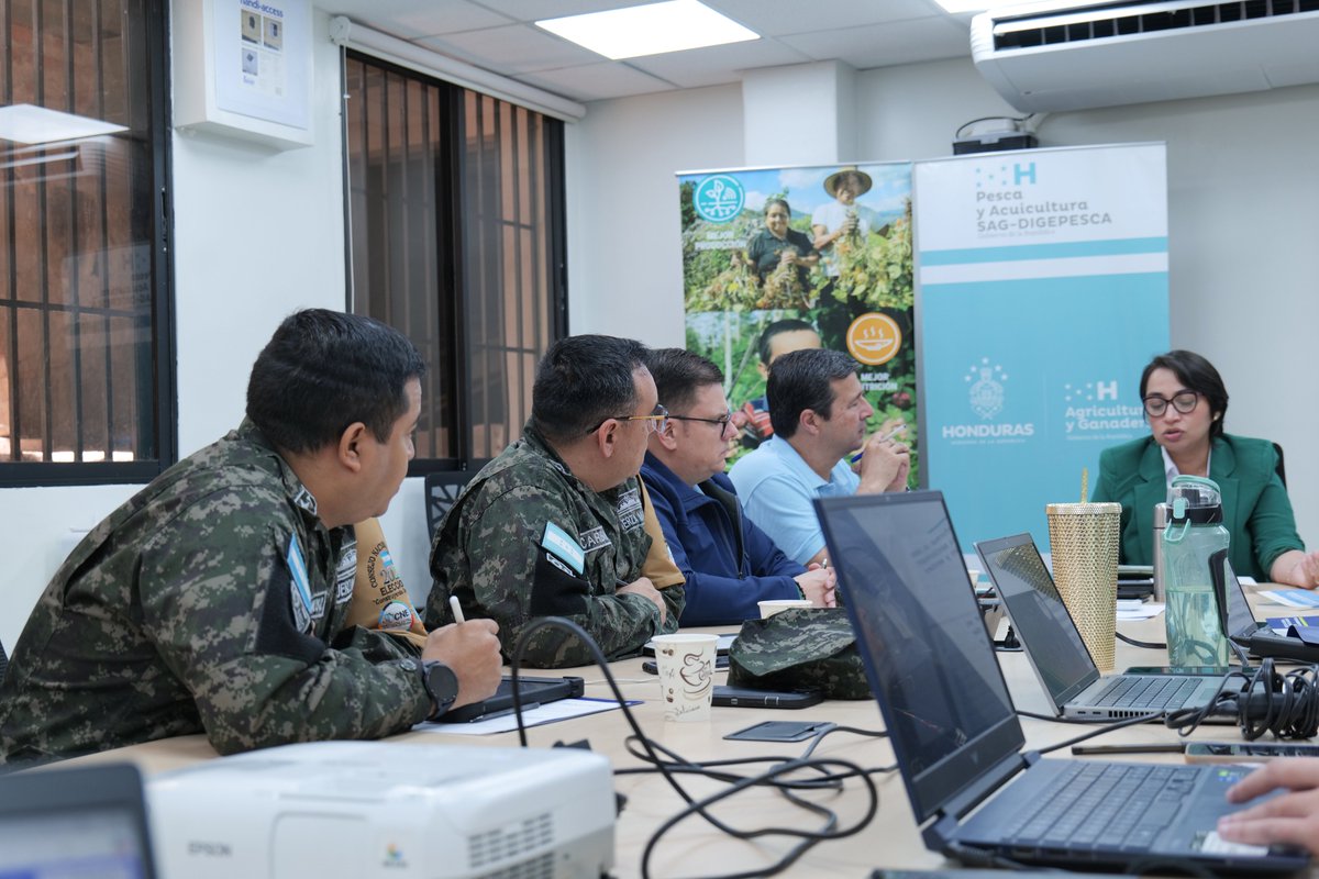 FAOHonduras's tweet photo. 📍Tegucigalpa
Reunión de Seguimiento a la adhesión al Acuerdo de Medidas del Estado Rector del Puerto AMERP y firma del Acuerdo Interinstitucional.
#AMERP acuerdo internacional vinculado a la prevención y eliminación de la pesca ilegal, no declarada y no reglamentada. 🌊🐟 https://t.co/du3G1spcjy