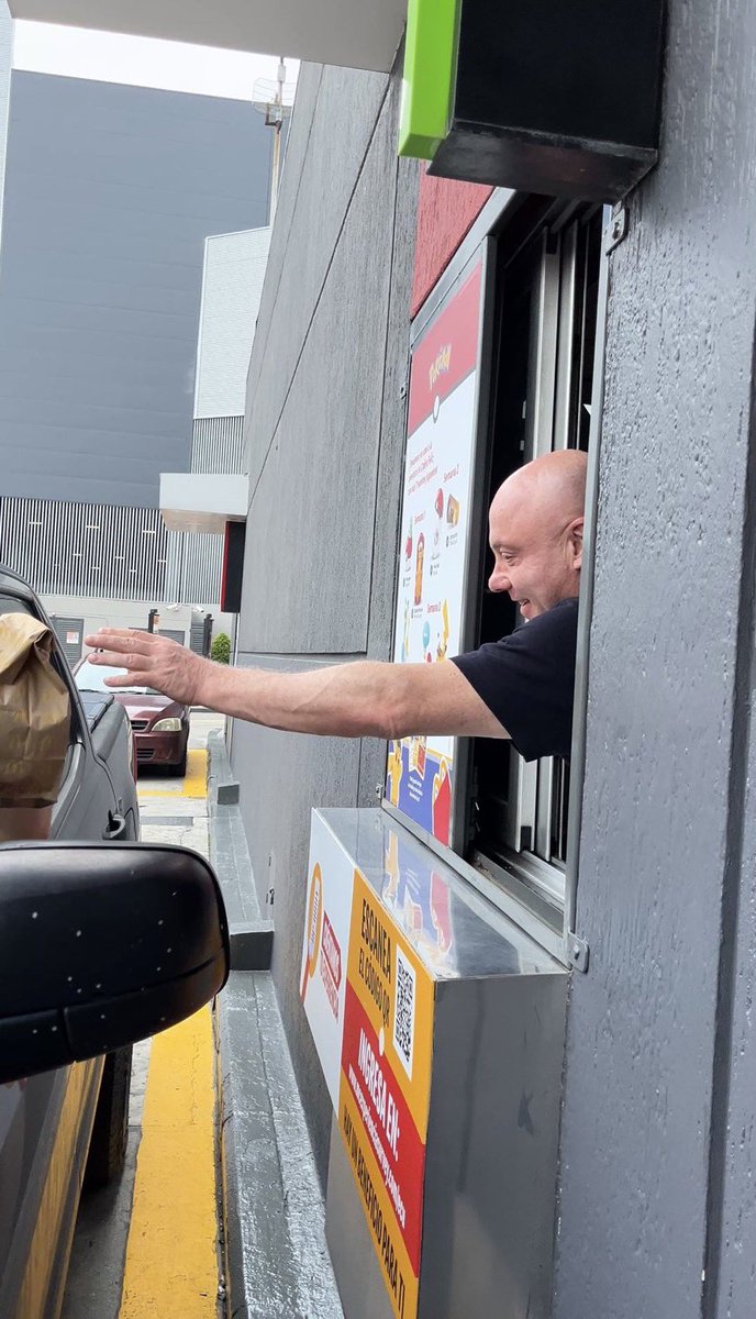 🇪🇨#Ecuador | El famoso Chef <a href="/jorgerausch/">Jorge.Rausch</a> está en #Guayaquil regalando "Cachetitos" al mismo tiempo que promociona la colaboración de su hamburguesa con la marca <a href="/McDonalds_Ecu/">McDonald's Ecuador</a> Signature by Jorge Rausch !