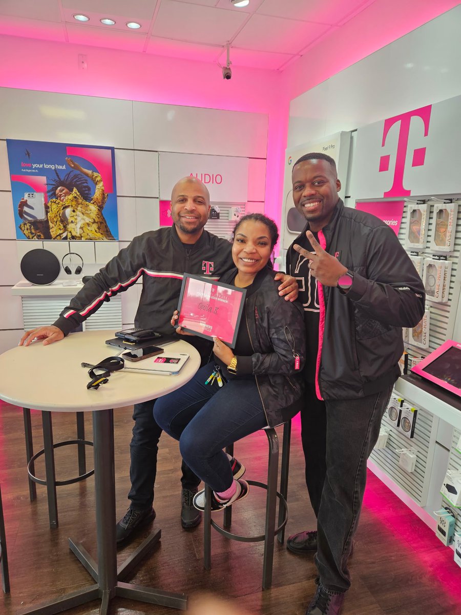 kingceelo's tweet image. Out here celebrating Q4 2024 Winners Circle with our very own B, Quila. Congrats and thank you for your amazing performance and contributions to our success here in #GrindNation -Memphis District and #TheCrown @SellPhones4