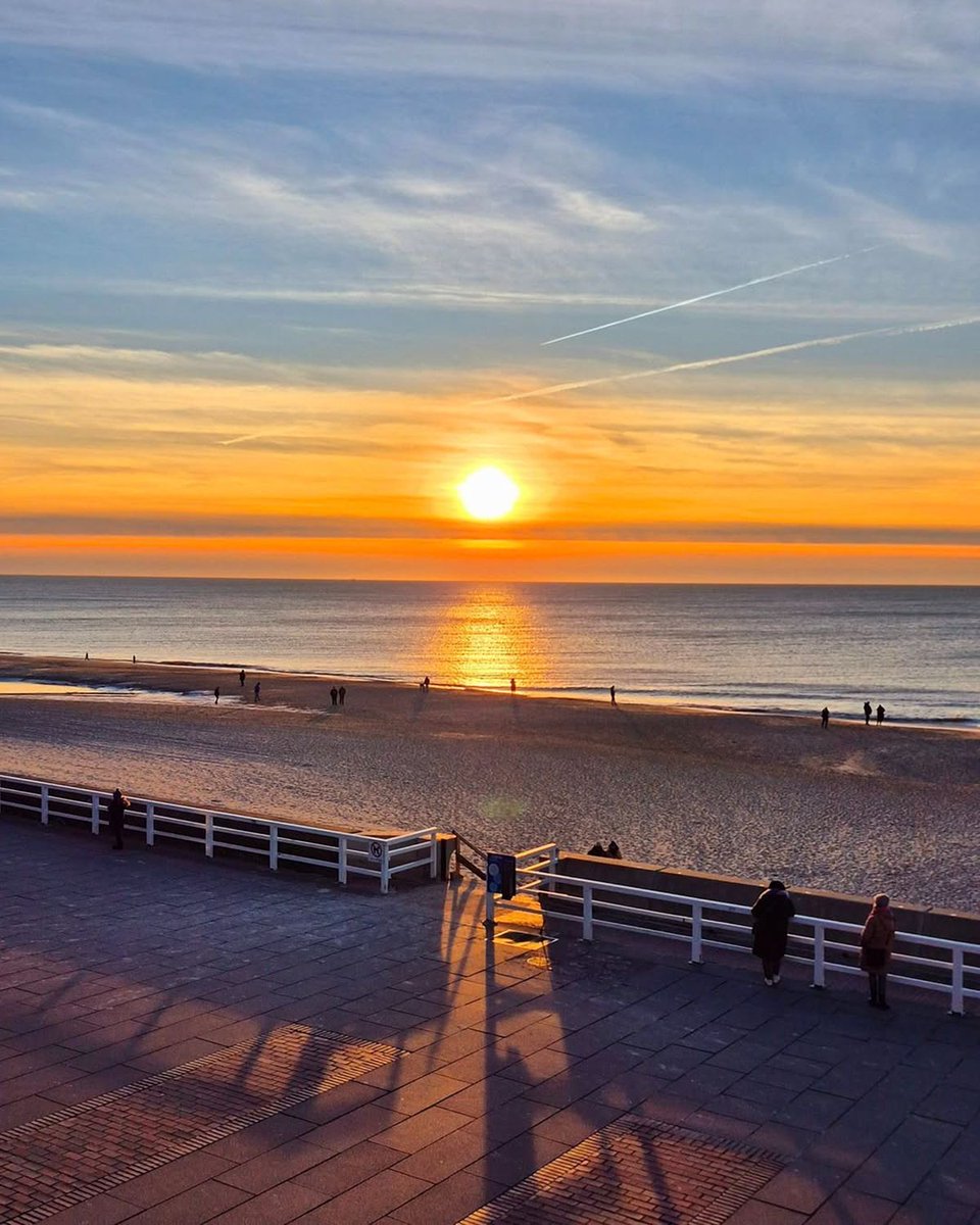 WetterOnline's tweet image. Erste Wolkenschleier kündigten vorgestern Abend in 25980 Westerland auf Sylt den Wetterwechsel an 🌤🌅 .

📷: Sylter Sekunden by Uwe Schmale 

Wer sehnt sich jetzt auch nach Urlaub, Meer und solchen Sonnenuntergängen?

#Sonnenuntergang #Sylt #Wetter