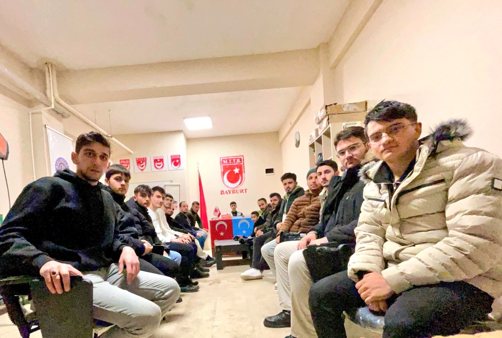 MTTB Bayburt İl Teşkilatı olarak
 OKU ANLAT etkinliği muhtevasında Emrah TOPRAK'ın moderatörlüğünde 
"Hadislerle İslam" kitabı üzerinde inceleme yapıldı.

#MTTBŞAHLANIŞTIR
#gencadam
<a href="/t_basari/">Tahsin Başarı</a>