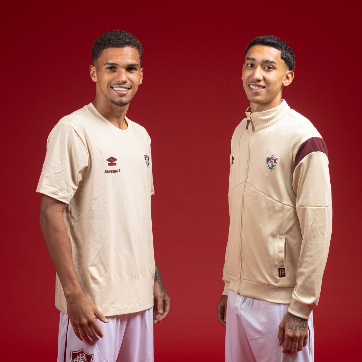 FluminenseFC's tweet image. Novo uniforme de viagem do #TimeDeGuerreiros passando no seu feed. 🫵🤩

Disponível em todas as Lojas do Flu e loja.fluminense.com.br a partir de amanhã!