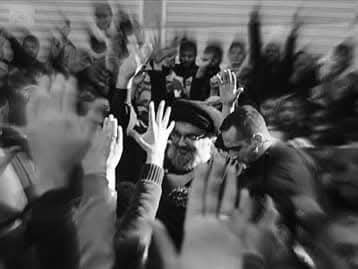 لطالما كُنا نتمنى أن نسمعها، 
وسط الزحام، 
"إنهُ هنا، بينكم"
لو كنّا نعلمُ أنك ستكون بيننا محمولا على الأكتاف،
لما طلبنا، 
وما تمنينا
واكتفينا بشاشةٍ وصوتٍ حنون…
#سيد_الأمة