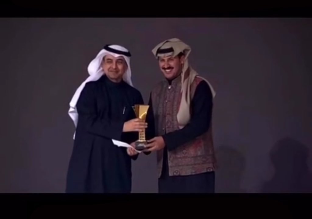 حنا خلقنا الله لتحطيم الارقام
وللرقم الاول مالقينا مجابه

وسفيرنا عالي طموحه ومقدام
سيفن ينومس سلته من نصابه

هذا سفير المملكه فخر الاعلام
كيف المراجل مرتوي من شرابه

ثواب بن عياش

ابارك لابن عمي الدكتور ثواب بن مسلط العياش
هذا التكريم وتستاهل يافخر الاعلام
<a href="/sai7org/">سائح تيوب</a>