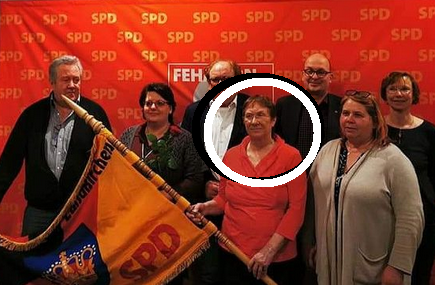 BtcSteinImSchuh's tweet photo. #Fehmarn #SPD Wenn dir ein Vorstand des OV der SPD beim Wahlzettel verteilen erzählen will , die SPD will keinen #Umverteilungsgesellschaft & keinen Kommunismus = soziale Gleichheit der Gesellschaftsmitglieder.
#EsGibtKeineKompetenz außer zum #Lügen & #Plappern in der #Politik https://t.co/9cJIxVOXDI