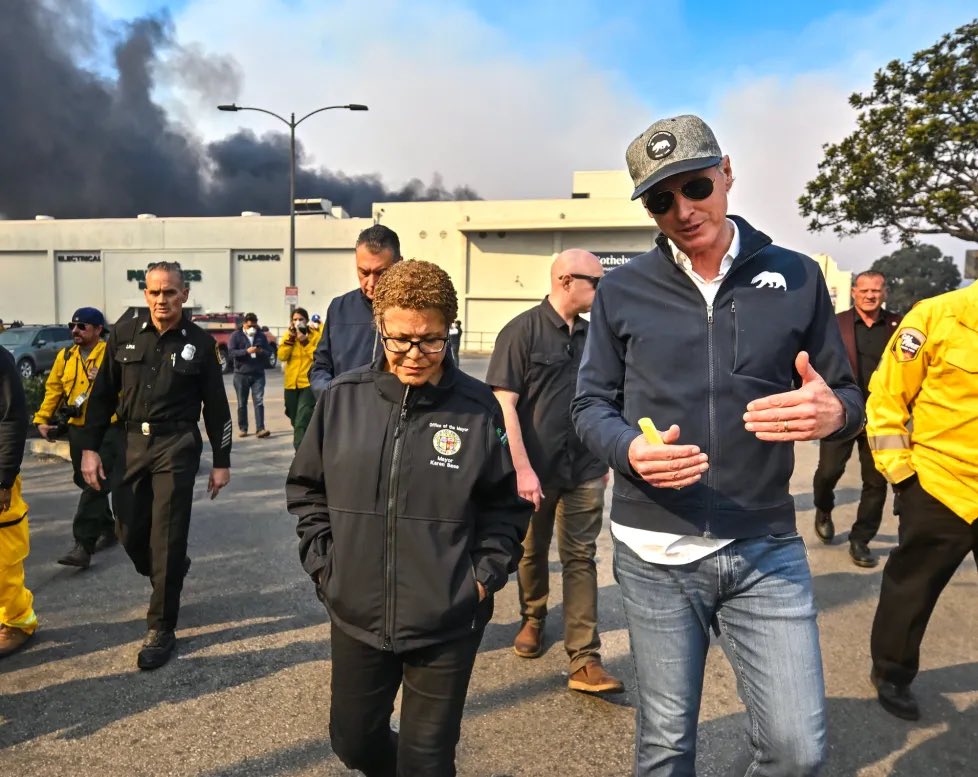 JonVigliotti's tweet image. New: Mayor Bass under increased scrutiny over claims she did not know about fire weather before leaving the country. City and county sources tell me there’s a lot of finger pointing and recordings of the mayor “snapping” at officials not staying on message.