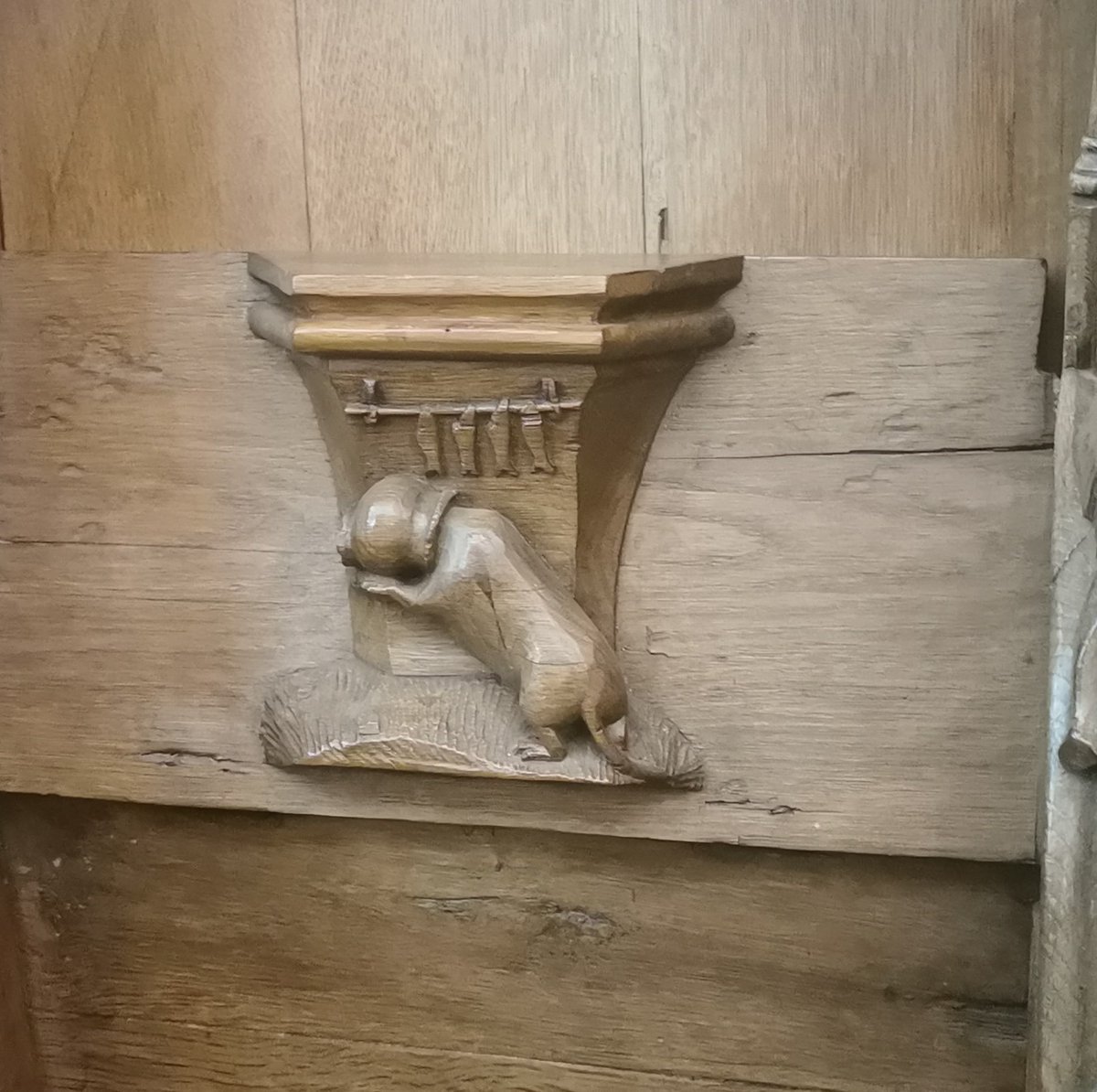 Misericord in de Oude Kerk van Amsterdam, begin 16e eeuw: de hond in de pot vinden. 🙂