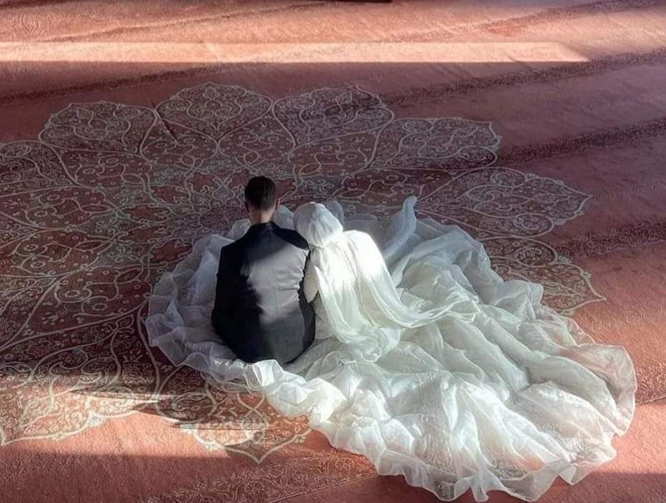 "وما الحب إلا لمن أتقي الله في من أحب."🤍