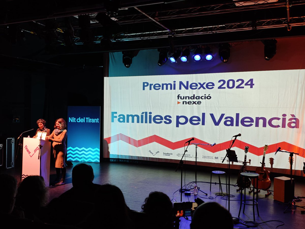 Famílies pel valencià recull el premi de la Nit del Tirant fent una crida a triar el valencià. <a href="/acvtirant/">ACV Tirant lo Blanc</a>