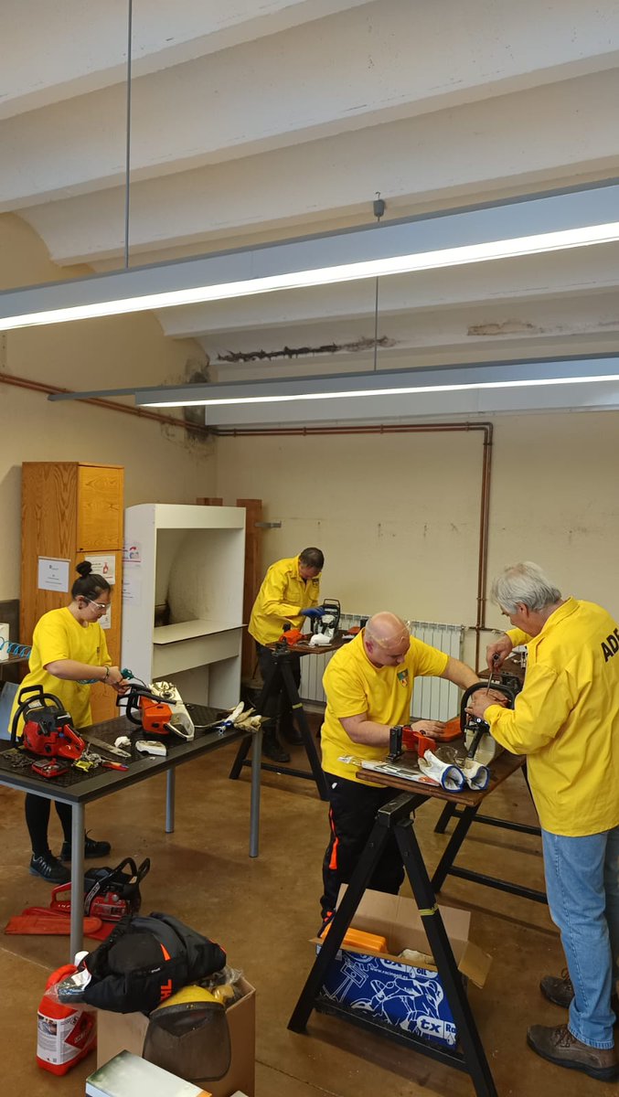 Avui un grup dels nostres voluntari/es han dut un curs de motoserra. Com utilitzar-les, fer manteniment, etc
La formació és molt important per poder mantenir els camins i els indrets del territori en perfecte estat.