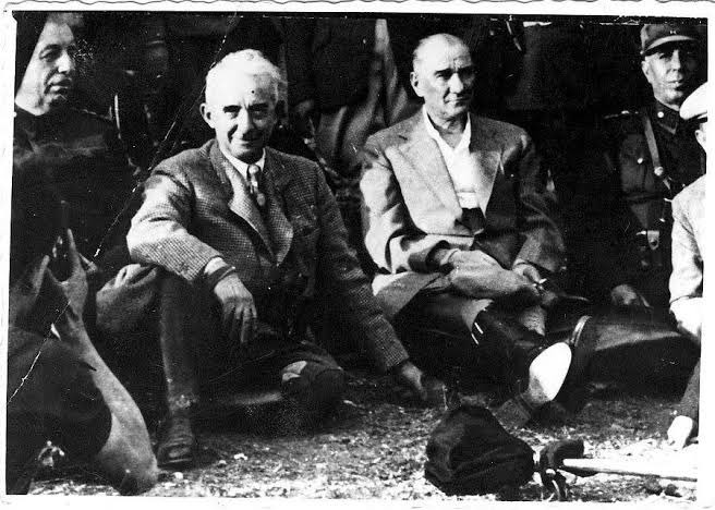 İsmet Paşa Gazi'yi ziyarete geldi. Üzgün, gergin bir hali vardı. M. Kemal sordu;
"Senin bir sıkıntın var." "Nedir?" 
"Deniz işleri eski Bakanımız İhsan Bey'den şikâyetçiyim." "Hayrola?" +
