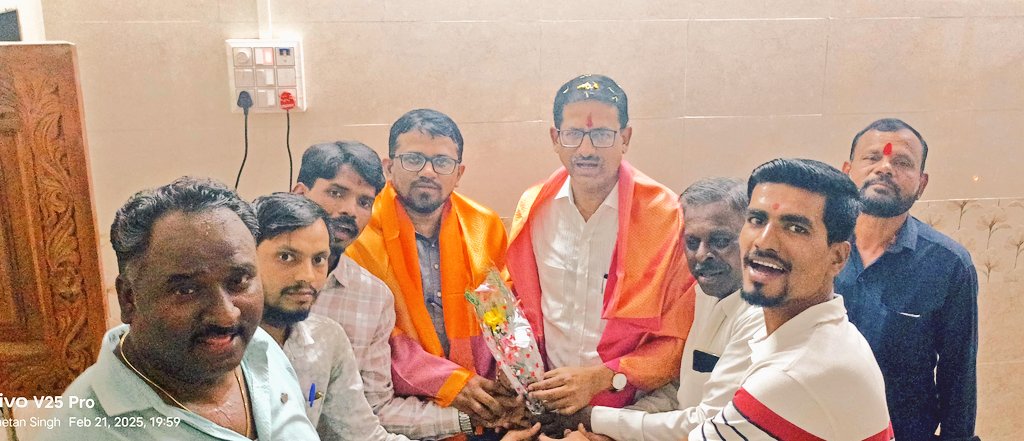 ANILGALGALIRTI's tweet photo. मा. खासदार पूनमताई महाजन यांच्या पुढाकाराने चांदीवली, सुंदरबाग, अंबिका नगर येथील शिवशक्ती-भीमशक्ती मित्र मंडळ संचालित श्री शिव मंदिराचे जीर्णोद्धार करण्यात आला. या जीर्णोद्धार करण्यात आलेल्या मंदिराचे लोकार्पण आरटीआय कार्यकर्ते अनिल गलगली यांनी केले. https://t.co/BCEJRT4QhZ