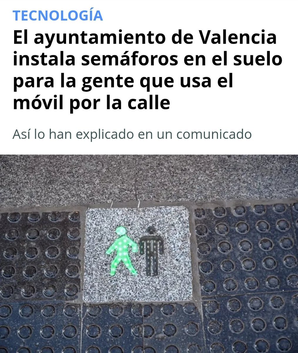 Bravo! Porque levantar la cabeza para cruzar la calle es pedir demasiado al sentido común...
#MeteoritoLlegandoEnBreve 
#TikTokWalkingDead