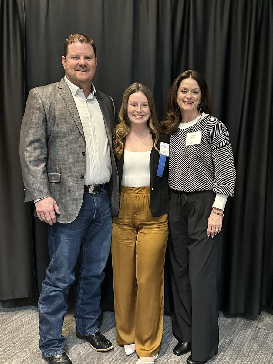 Congratulations to our Horizons Award winner <a href="/rdiskin03/">ryleigh diskin</a>!! We are so proud of her and thank her for all she does for the students of <a href="/RayMarshCougars/">RayMarshCougars</a>.  <a href="/theSMSD/">SM School District</a> #AllinSMSD