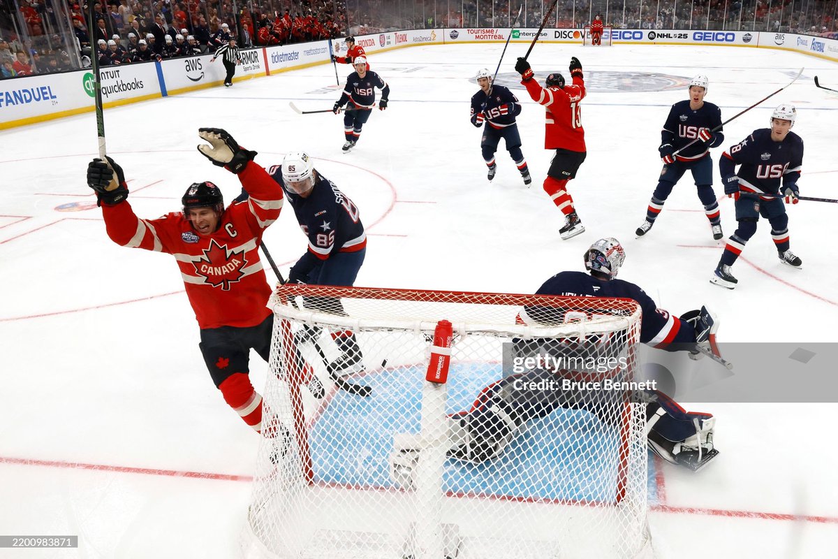 habsstars's tweet photo. BINNINGTON IN THE BACK? I'M SCREAMING https://t.co/1PT9LjXLgN